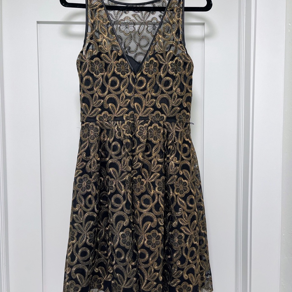 Aiden‎ Mattox Elegant Black and Gold Lace Cocktail Dress in a size 4